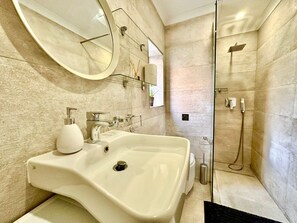 Hårføner, håndklær, såpe og toalettpapir