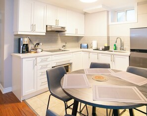 Kjøleskap, mikrobølgeovn, ovn og kaffetrakter/tekoker