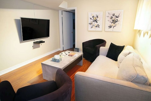 Charming 1BR Unit with Private Entrance & Parking