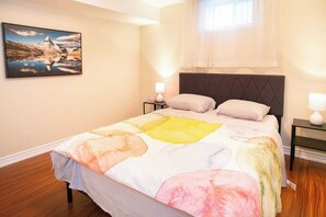 1 bedroom, iron/ironing board, WiFi, bed sheets - Charming 1BR Unit with Private Entrance & Parking (Richmond Hill)
