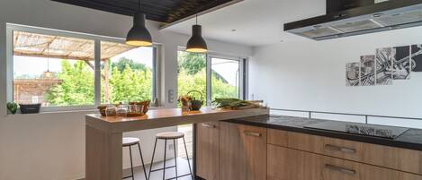 Réfrigérateur, four à micro-ondes, un four, lave-vaisselle