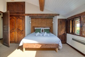 5 bedrooms, iron/ironing board, free WiFi, bed sheets