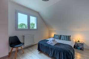 4 slaapkamers, een strijkplank/strijkijzer, gratis wifi, beddengoed