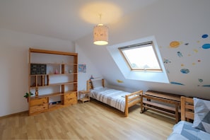 4 bedrooms, iron/ironing board, free WiFi, bed sheets
