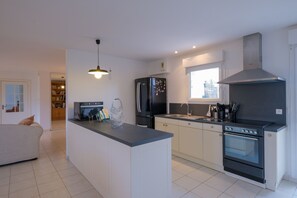 Kühlschrank, Mikrowelle, Ofen, Geschirrspüler