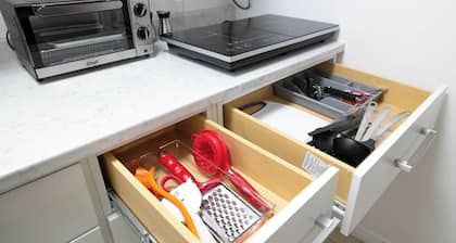 Cozy Bachelor Suite w/ Private Entrance & Parking