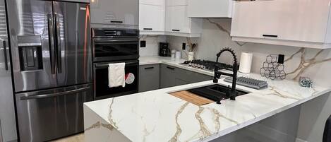 Refrigerador, microondas, horno y parrilla de estufa