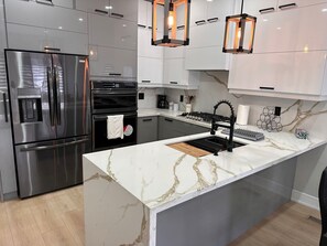 Kühlschrank, Mikrowelle, Ofen, Herdplatte