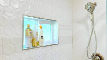 Douche, sèche-cheveux, serviettes fournies, savon