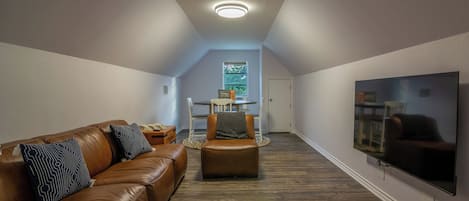 Smart-tv, tv-spel, bordsfotboll och böcker
