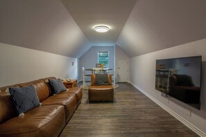 Smart-TV, Videospiele, Tischfußball, Bücher