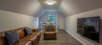 3 Bedroom House — 5 min Walk to Square!