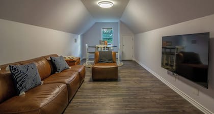 3 Bedroom House — 5 min Walk to Square!