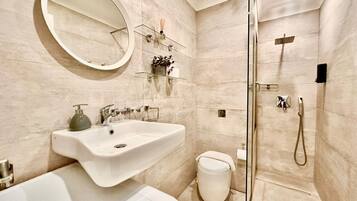 Haartrockner, Handtücher, Seife, Toilettenpapier