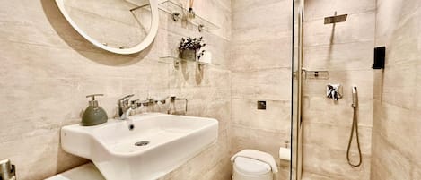 Douche, séchoir à cheveux, serviettes fournies, savon