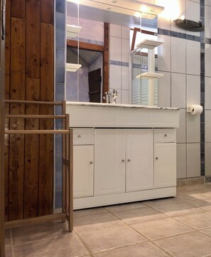 Chuveiro, secador de cabelo, toalhas de banho, sabonete