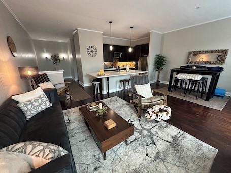 Smart TV. Charming 2bed, 2bath condo on The Strand, Galveston with WiFi, AC, garage