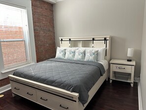 2 bedrooms, iron/ironing board, WiFi, bed sheets - Charming 2bed, 2bath condo on The Strand, Galveston with WiFi, AC, garage (Galveston)