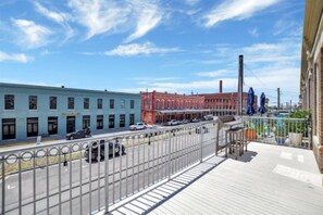 Property grounds - Charming 2bed, 2bath condo on The Strand, Galveston with WiFi, AC, garage (Galveston)