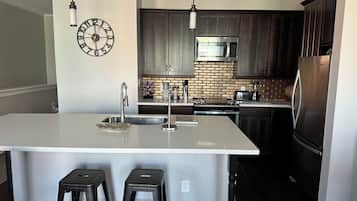 Køleskab, mikrobølgeovn, ovn, kogeplade