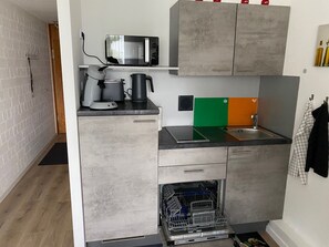 Kühlschrank, Mikrowelle, Herdplatte, Geschirrspüler