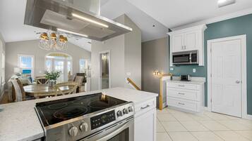 Huis, Meerdere bedden, balkon, gedeeltelijk uitzicht op oceaan (16328 Front Beach Rd #10) | Privékeuken | Een koelkast, een microgolfoven, een oven, een kookplaat