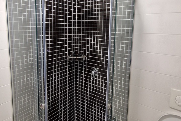 Habitación doble, vista a la ciudad | Baño | Regadera, secadora de cabello, pantuflas, jabón