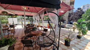 تناول الطعام بالخارج