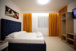 Escritorio, sistema de insonorización y tabla de planchar con plancha 