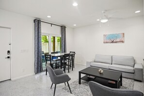 Smart TV - Charming 2-bedroom house w/Central AC, WiFi, Washer/Dryer in beautiful Sarasota (Sarasota)