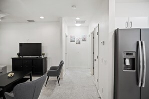 Interior - Charming 2-bedroom house w/Central AC, WiFi, Washer/Dryer in beautiful Sarasota (Sarasota)