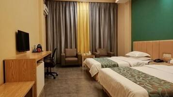 Una habitación de hotel con dos camas, un escritorio, una silla, un televisor y una ventana con cortinas.
