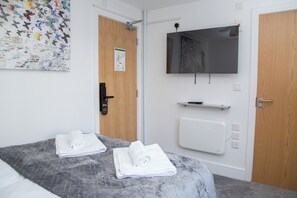 Junior Double Room | Desk, laptop workspace, soundproofing, iron/ironing board - Hotel Rafay (Blackburn)