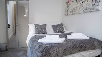 Junior Double Room | Desk, laptop workspace, soundproofing, iron/ironing board