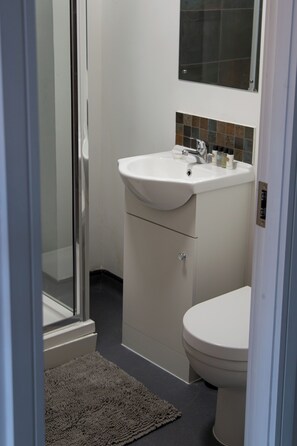 Dusche, Haartrockner, Handtücher, Seife