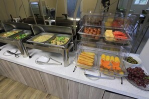 A buffet with various food items and utensils. - Yijia 365 Chain Hotel (Shijiazhuang Canal Bridge Railway University Yitang Metro Station Branch) (Shijiazhuang)
