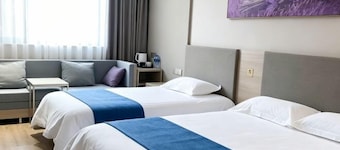 Yijia 365 Chain Hotel (Shijiazhuang Canal Bridge Railway University Yitang Metro Station Branch)