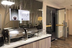 A restaurant counter with a menu board, a cash register, and a glass door entrance. - Yijia 365 Chain Hotel (Shijiazhuang Canal Bridge Railway University Yitang Metro Station Branch) (Shijiazhuang)