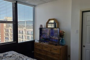 3 bedrooms, in-room safe, desk, iron/ironing board