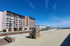 Beach nearby, sun-loungers, beach towels