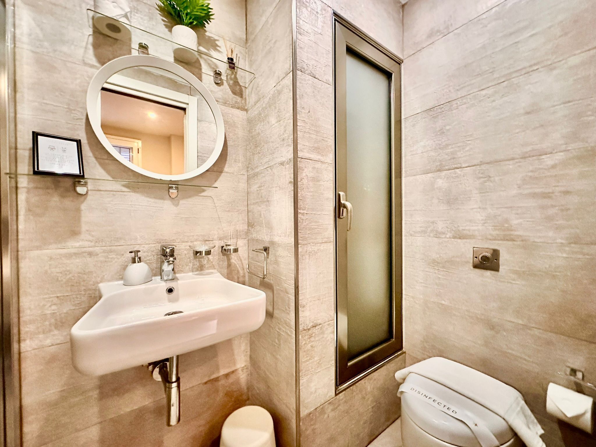 Secador de cabelo, toalhas de banho, sabonete, papel higiênico