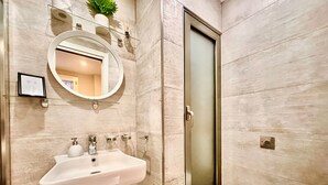 Ein modernes Badezimmer mit Waschbecken, Spiegel und Toilette.