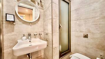 Secador de cabelo, toalhas de banho, sabonete, papel higiênico