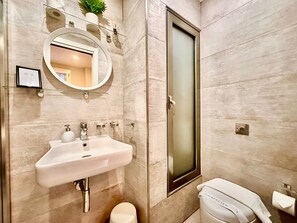 Haartrockner, Handtücher, Seife, Toilettenpapier