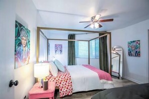 A bedroom with a four-poster bed, a bedside table with a lamp, and artwork on the walls. - The Hutt, Walk to Campus, by VelvetDitchVillas (Oxford)