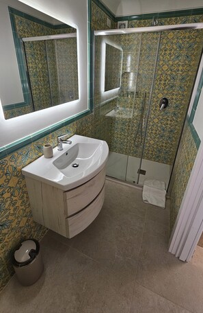 Quarto superior, sacada, vista para o mar | Banheiro | Secador de cabelo, chinelos, toalhas de banho, sabonete