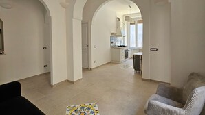 A spacious living area with an arched hallway leading to a kitchen. - Galene - Beachfront in Costa d'Amalfi (Maiori)