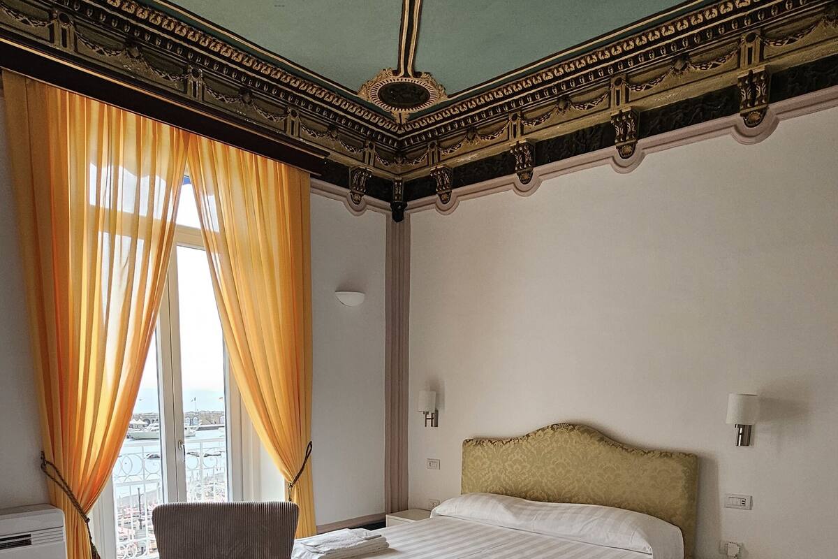 ستائر تعتيم وتجهيزات عازلة للصوت وواي فاي مجانًا