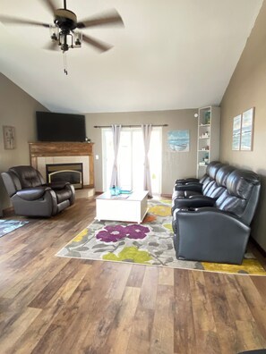 Smart-TV, Kamin, Bücher