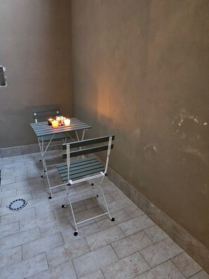 Deluxe Room, 1 Bedroom, Non Smoking | 1 bedroom, in-room safe, desk, blackout drapes